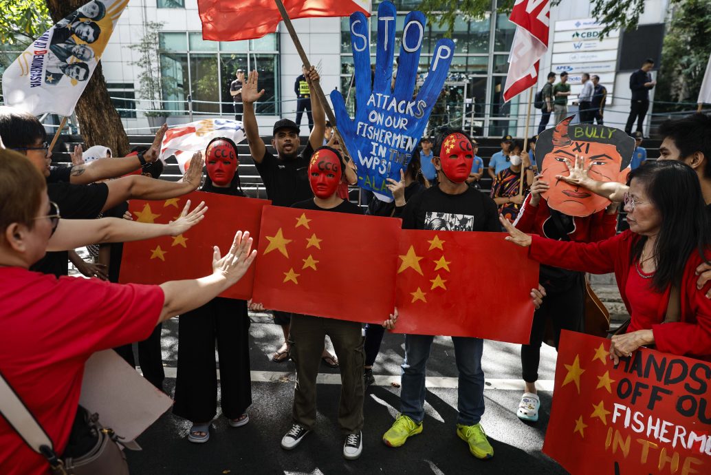 中菲争议环礁水炮事故 中国国防部:歪曲事实