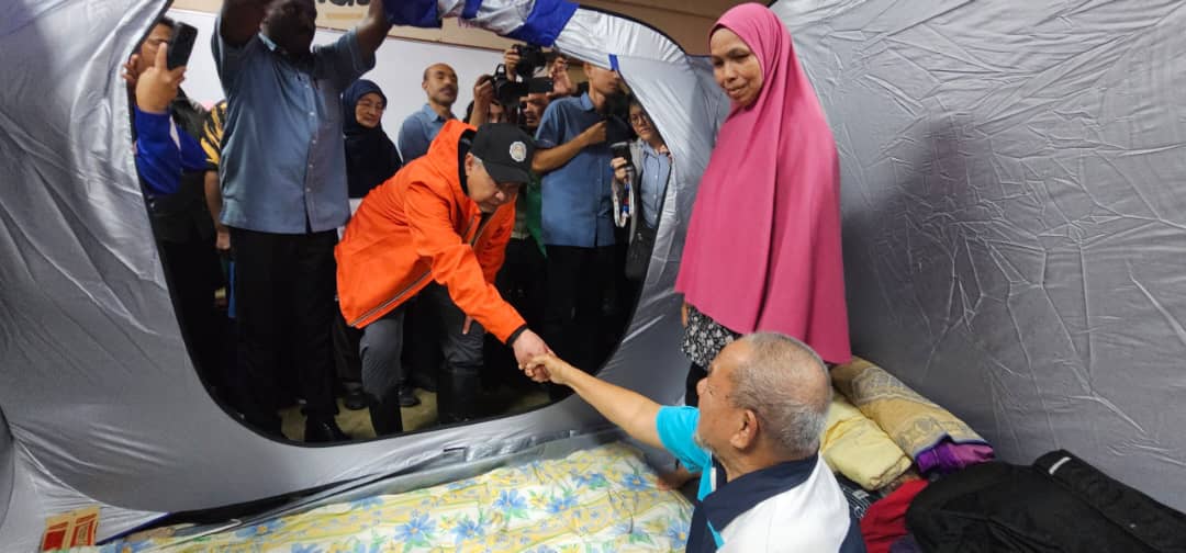 全(已签发):副首相巡视灾区