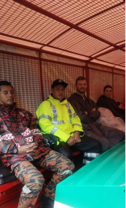 持续暴雨,导致意大利夫妇游客被困于兴楼云冰州级公园,警方与消防与拯救局联手成功救援
