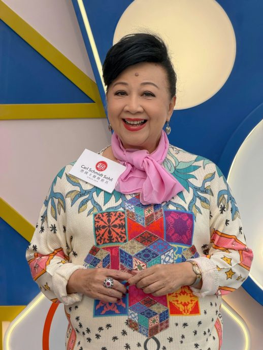 加拿大拍戏笑称进军好莱坞 薛家燕拍新年歌MV狂跳20多次