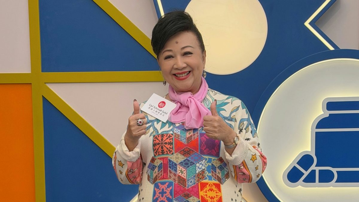 加拿大拍戏笑称进军好莱坞 薛家燕拍新年歌MV狂跳20多次