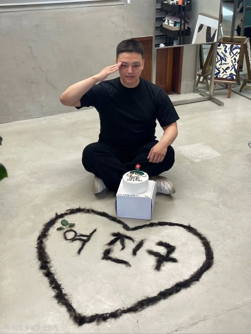 吕珍九今日入伍 用头发砌爱心暂别粉丝