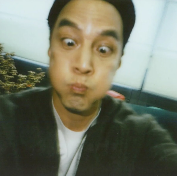 吴彦祖晒搞怪自拍照 被调侃撞脸吴镇宇