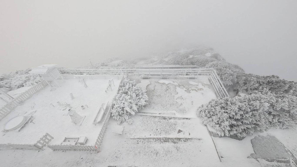 嘉明湖成银白世界 台合欢山积雪9公分