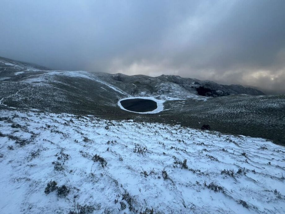 嘉明湖成银白世界 台合欢山积雪9公分