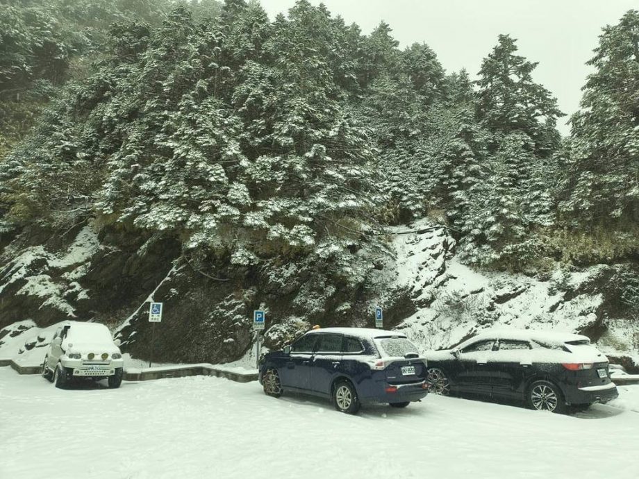 嘉明湖成银白世界 台合欢山积雪9公分