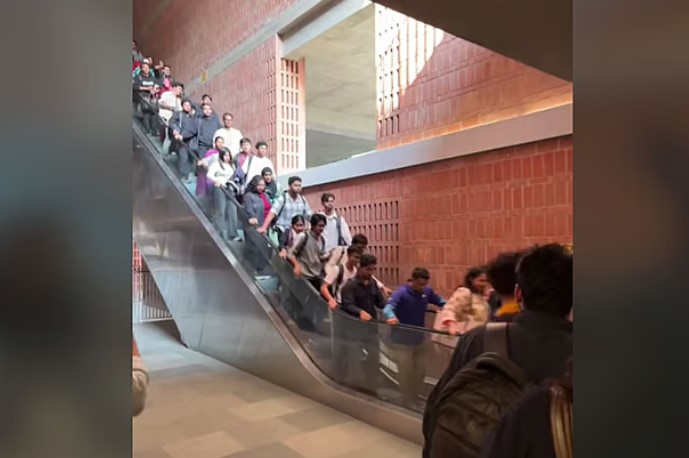 太吓人!大学扶梯突加速引恐慌 现场视频网络疯传