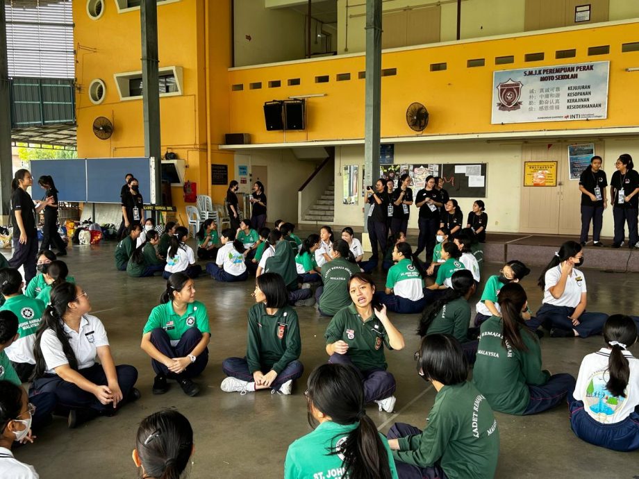 学海学记|主文|霹雳女中三制服团体 首度联办领袖营 加强团队合作