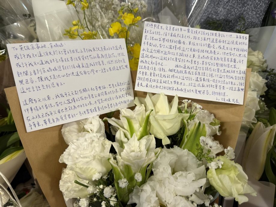 张文哥哥亲赴北车悼念现场 写卡片给余母:您将英雄带来世上