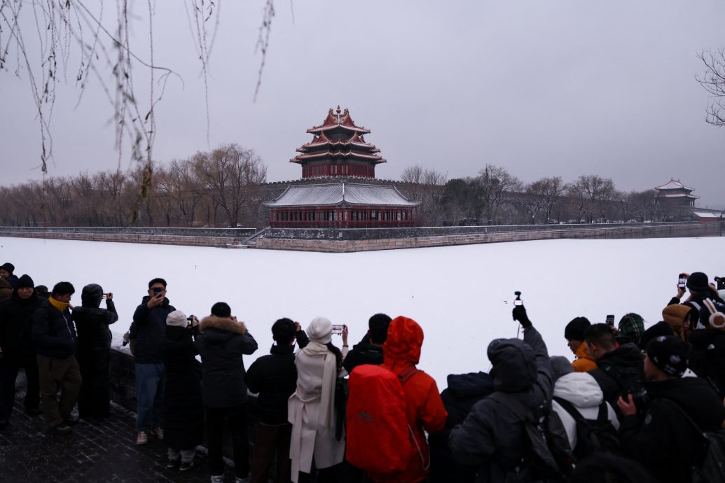 拚图两图)北京初雪周末景区游客如织 旅游乱象致骨折患者增多