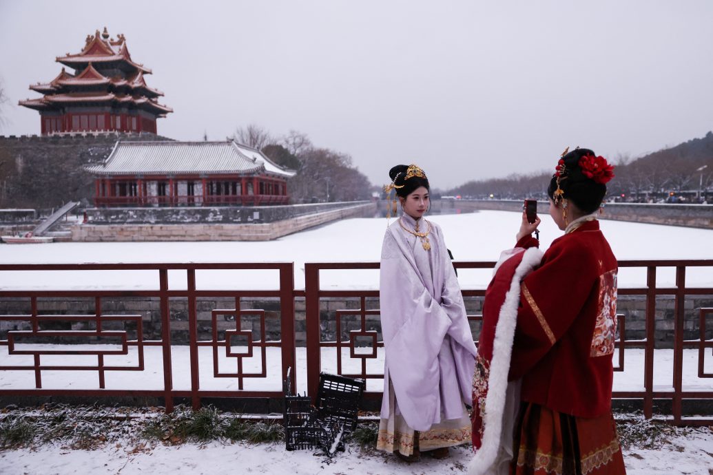 拚图两图)北京初雪周末景区游客如织 旅游乱象致骨折患者增多