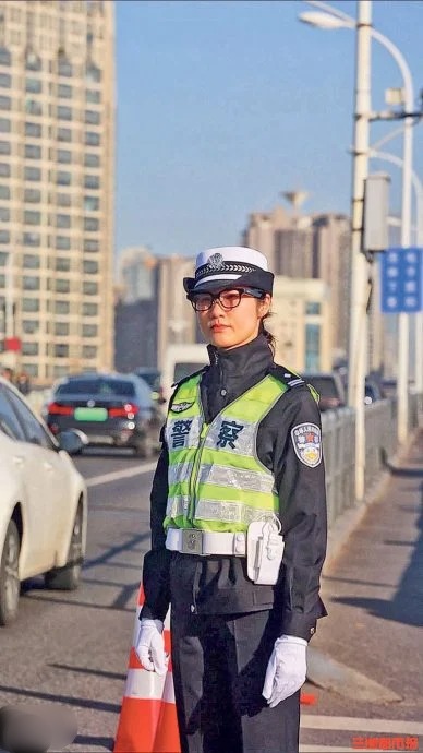 拚图)长沙交警戴AI眼镜 秒析车牌实时翻译