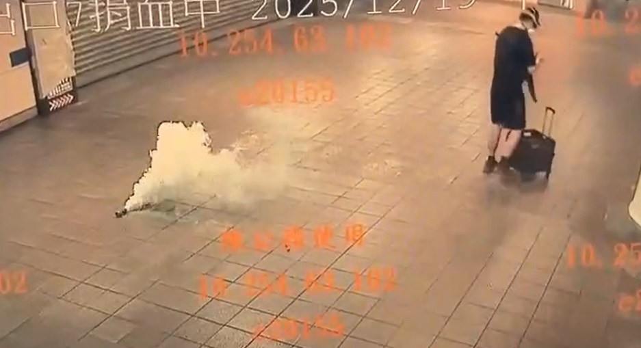 接连袭击2捷运站 再随机砍路人 男子干案后坠楼轻生