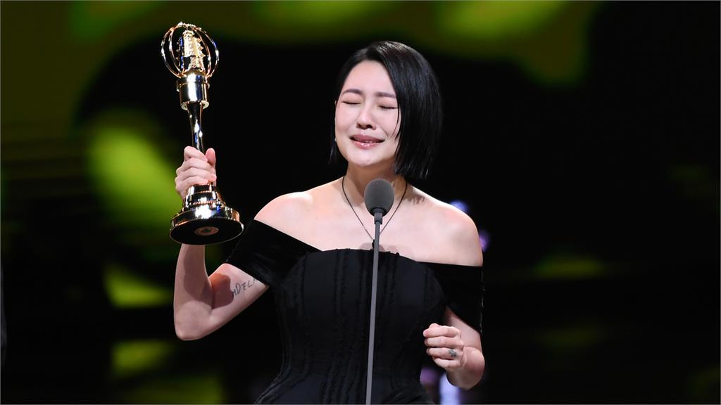 收小S金钟奖杯又哭又笑 S妈:补偿我的心