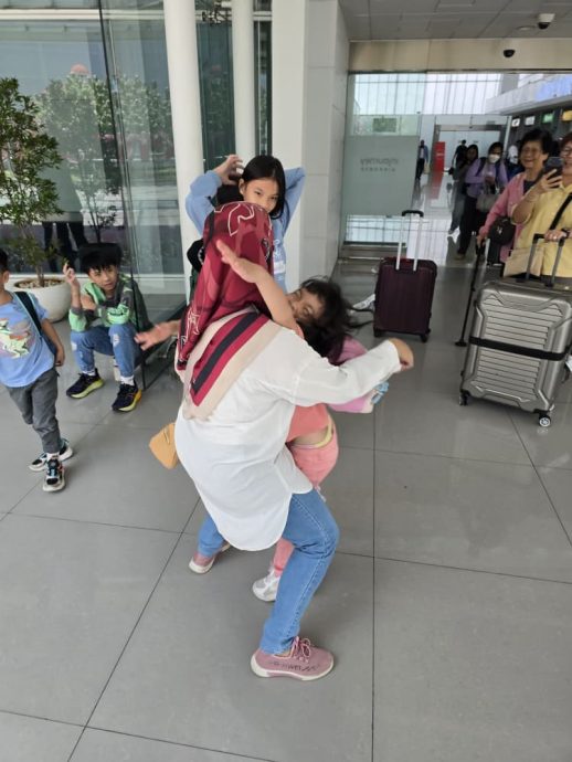 暖势力——黄思汉举家飞印尼 与25年前女佣欢聚 网民感动/3图