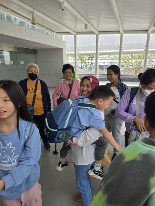 暖势力——黄思汉举家飞印尼 与25年前女佣欢聚 网民感动/3图