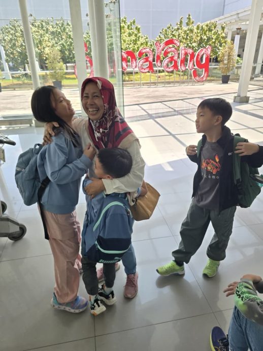暖势力——黄思汉举家飞印尼 与25年前女佣欢聚 网民感动/3图