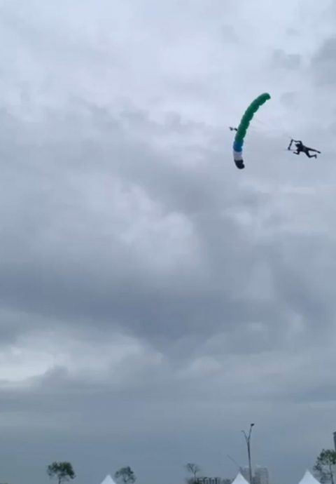 特种部队突击队员空中示范降落伞降落失误受伤