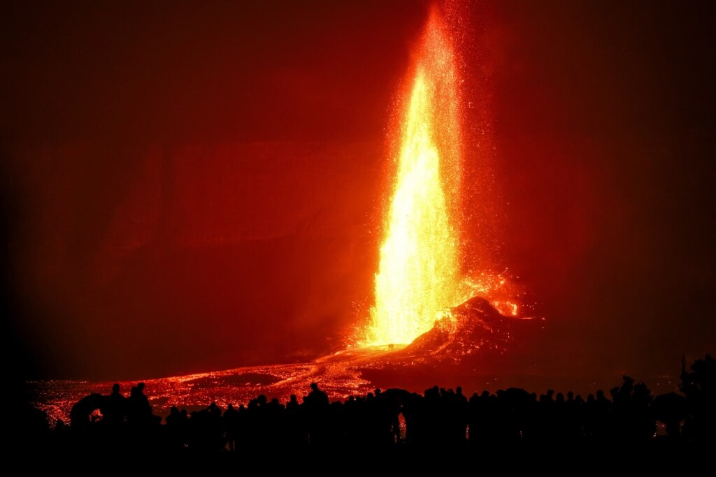 看世界)夏威夷几劳亚火山活跃 持续喷发已近一整年