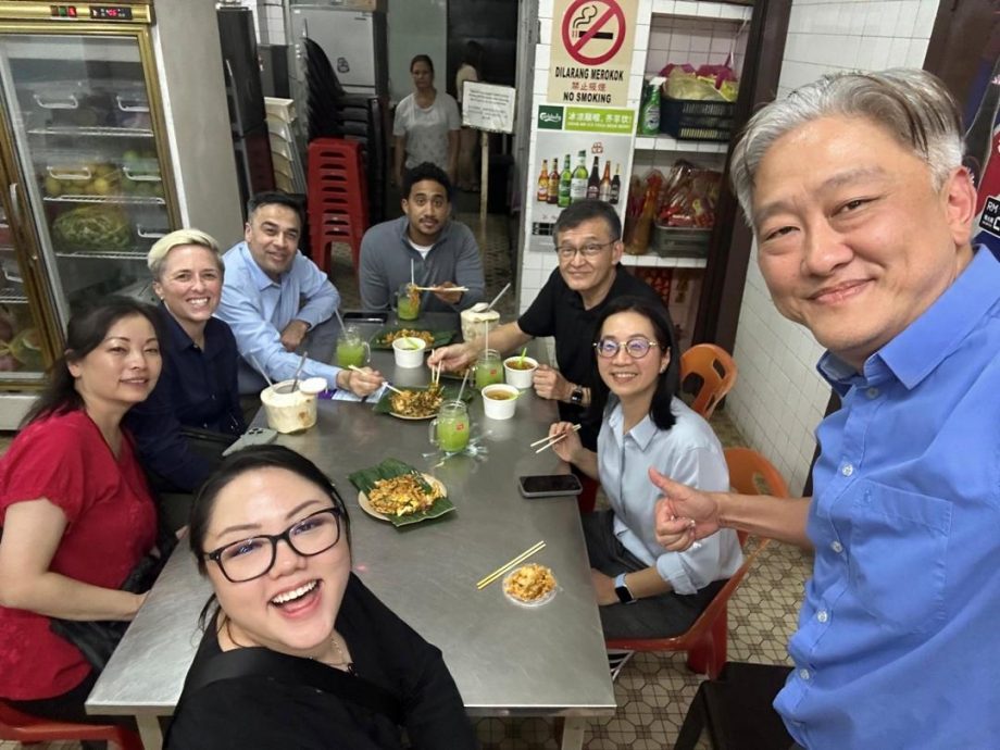 英特尔陈立武回槟城品尝美食 钦点榴梿和炒粿条