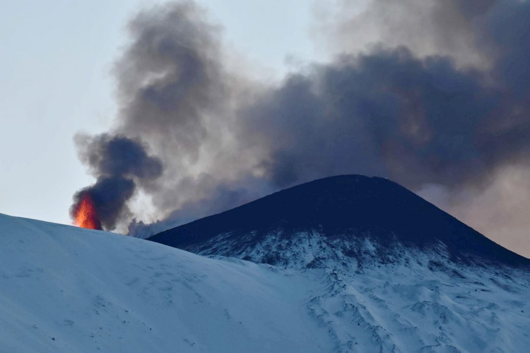 视频| 欧洲最大活火山喷发“滑雪客狂逃” 火山灰柱直窜天际