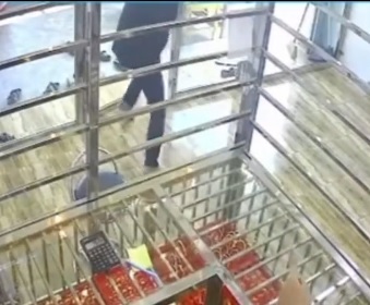 视频| 男子再次到金店干案 逃走时被店门夹住被捕