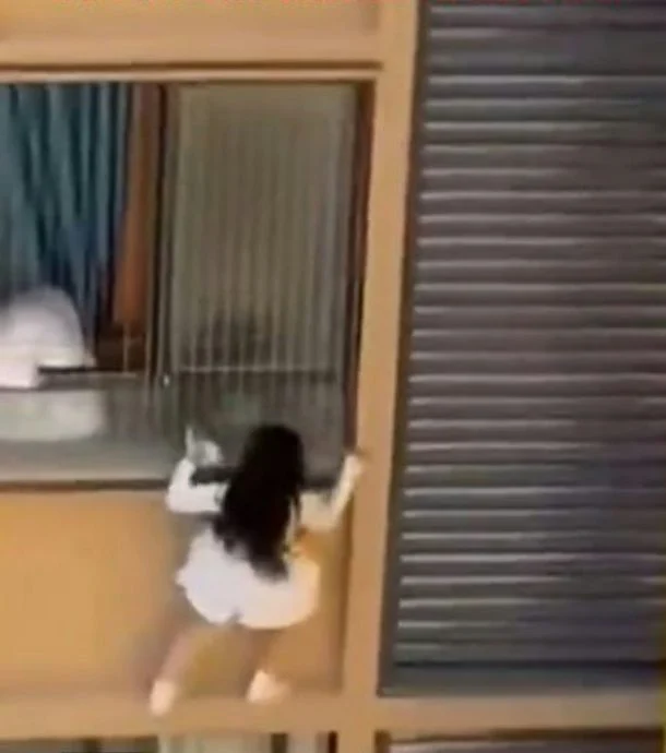 视频|疑偷情被抓奸? 女子高楼外危险爬窗逃!