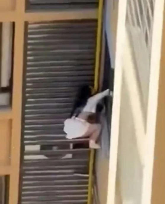 视频|疑偷情被抓奸? 女子高楼外危险爬窗逃!