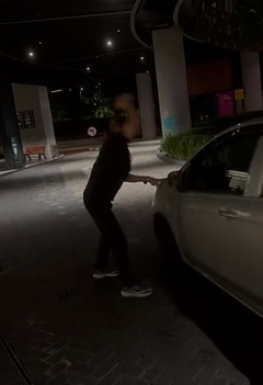 视频|载到醉汉倒大霉 电召车司机头部被打伤 车镜被砸