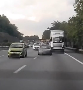 视频|频闪远光灯还插队逼车! 罗里司机危险驾驶挨轰