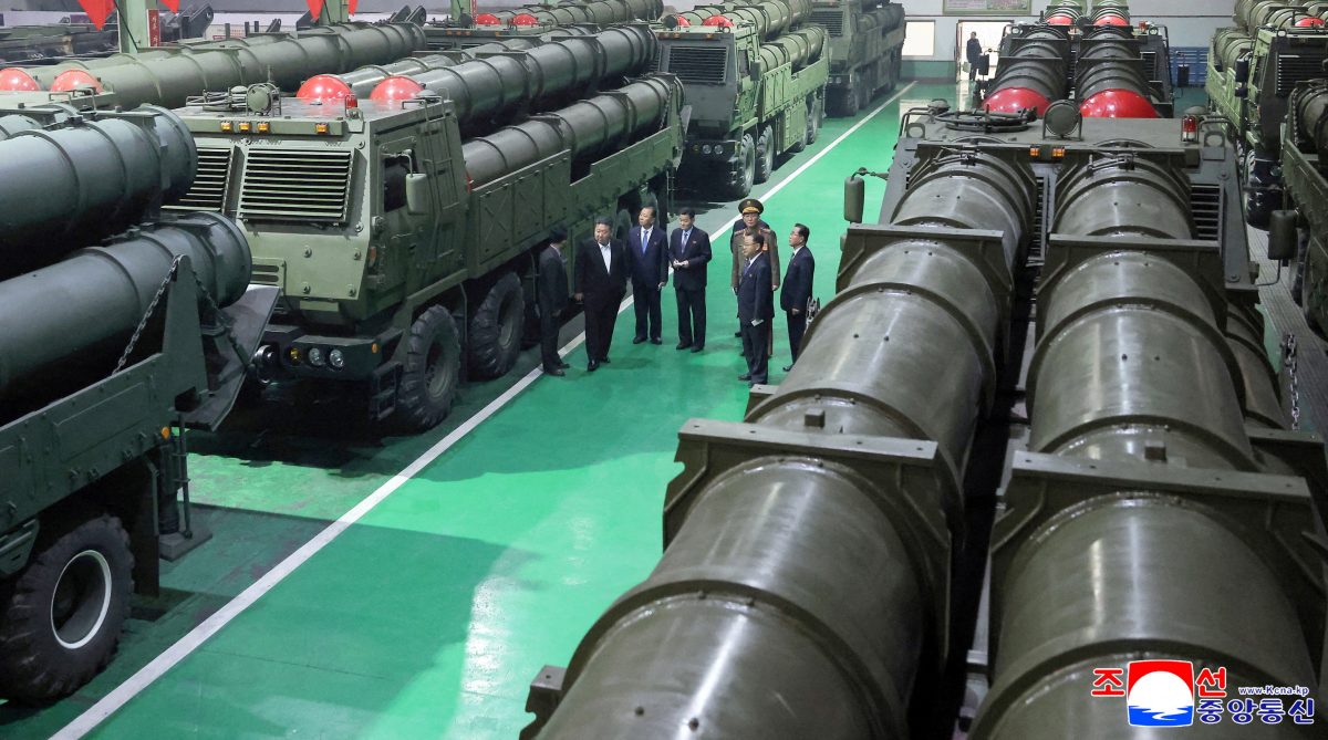 金正恩视察火箭炮生产 或可携核弹头 成战略攻击武器