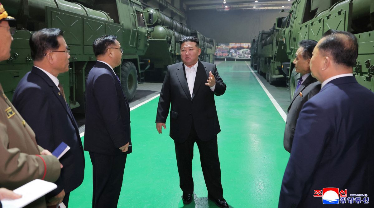 金正恩视察火箭炮生产 或可携核弹头 成战略攻击武器