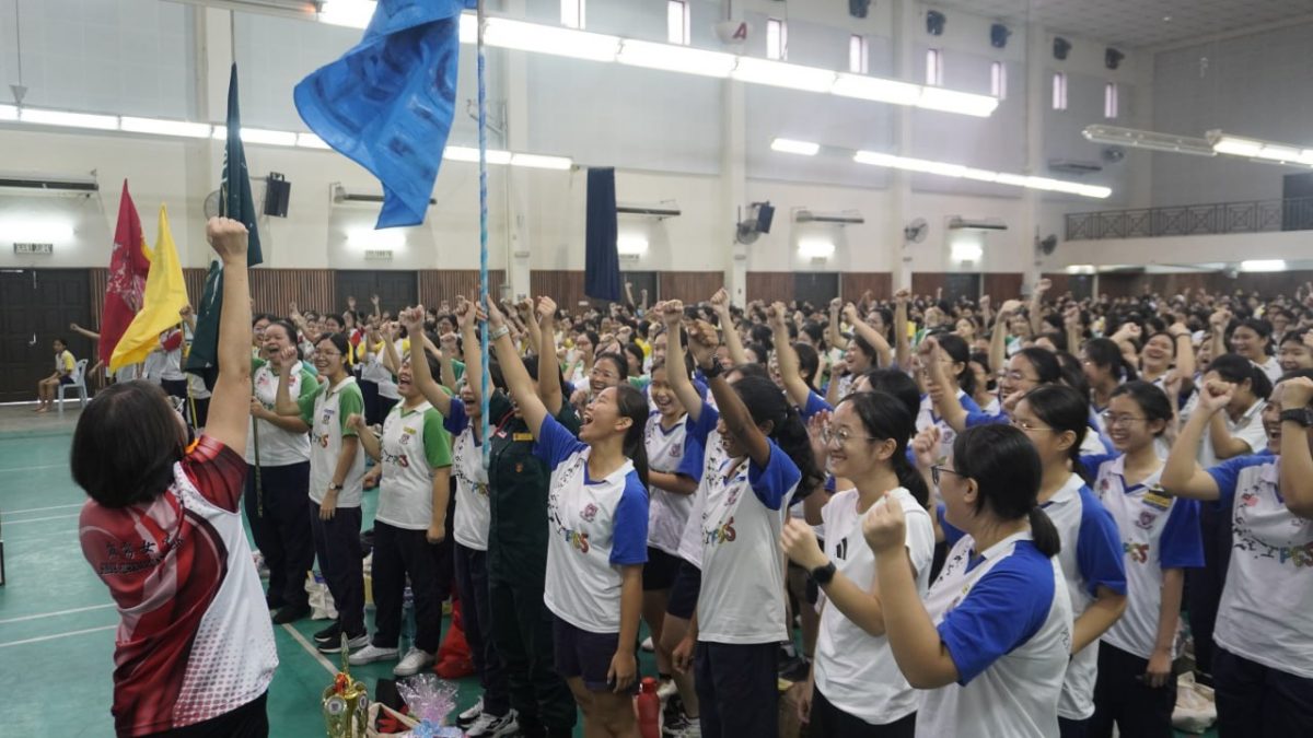 霹:学海学记|校园报道|霹雳女中越野赛赛情激烈 蓝队卫冕冠军