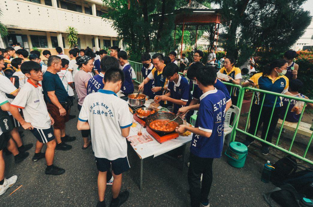 霹:校园报道|学海学记|主文|三德华中运动会 黄队夺总冠军 罗振桐夺五金膺最佳运动员