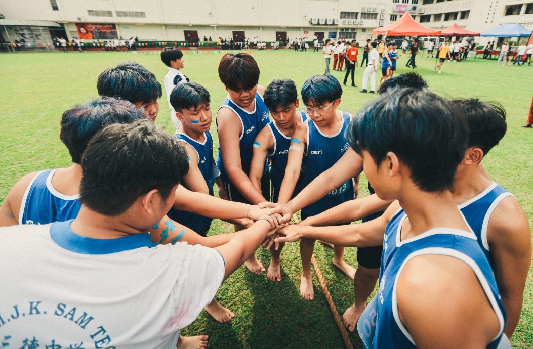 霹:校园报道|学海学记|主文|三德华中运动会 黄队夺总冠军 罗振桐夺五金膺最佳运动员