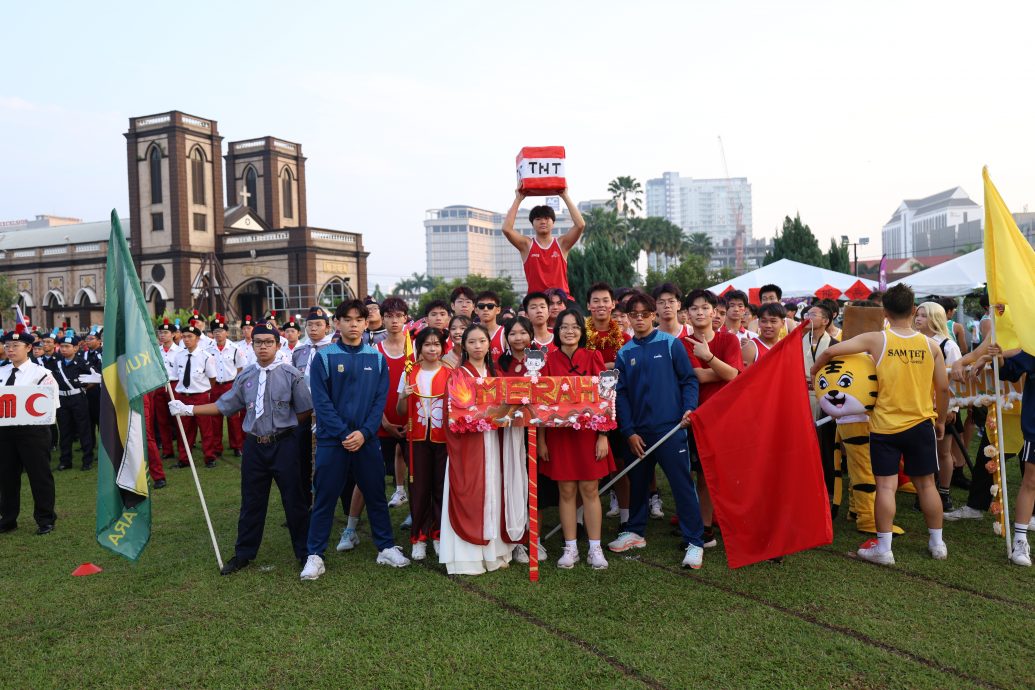 霹:校园报道|学海学记|主文|三德华中运动会 黄队夺总冠军 罗振桐夺五金膺最佳运动员