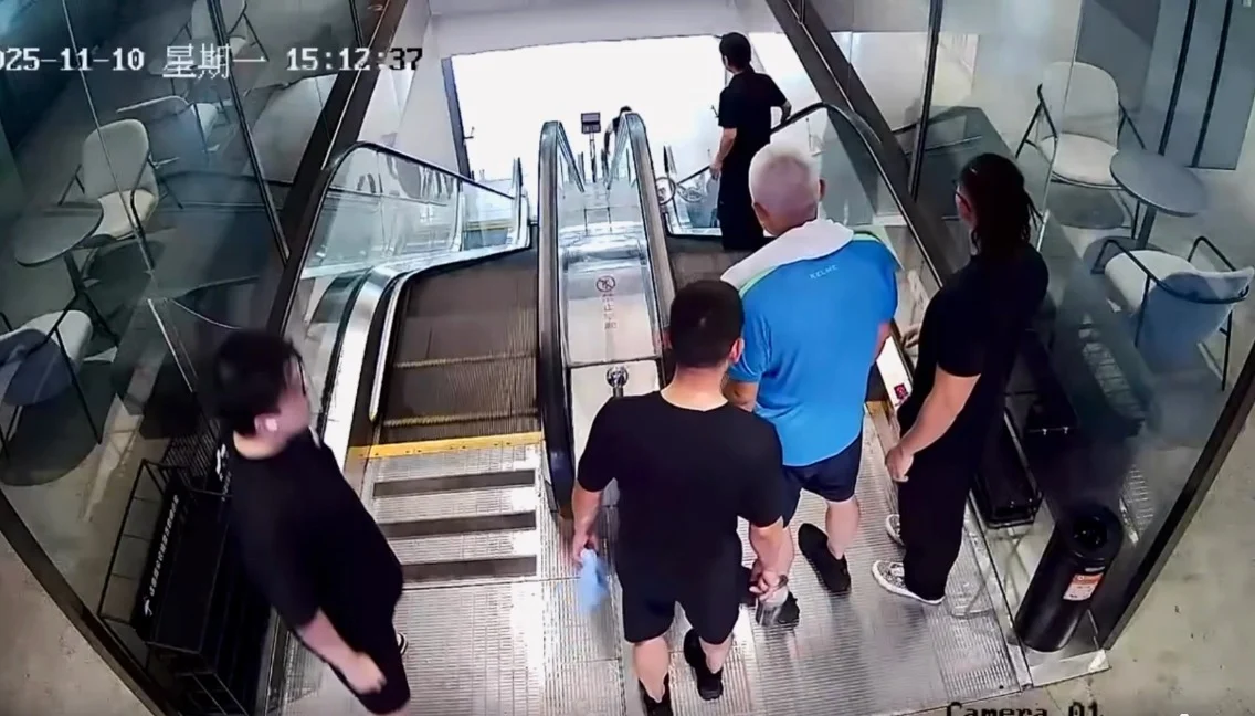 骑脚踏车搭手扶电梯 男子连人带车惨摔