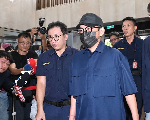 高院传唤限制出境开庭 黄子佼请假未出庭