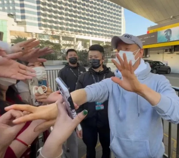 (明8am)张学友双手手掌有异状? 肝胆功能或出问题