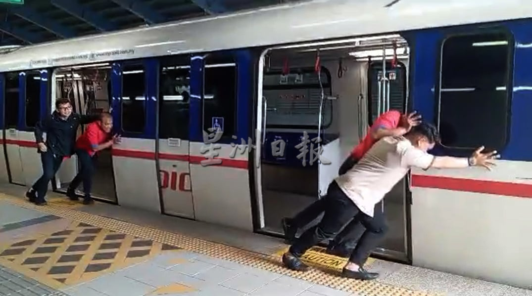 封面照片-全国/轻快铁因异物阻碍而停驶