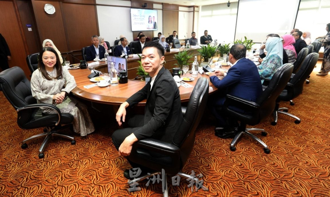杨巧双上任首日定承诺 不受肤色限制 让直辖区更“干净”