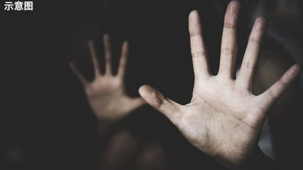 5岁女童炫耀糖果 一句话揭“前科犯”教练猥亵!