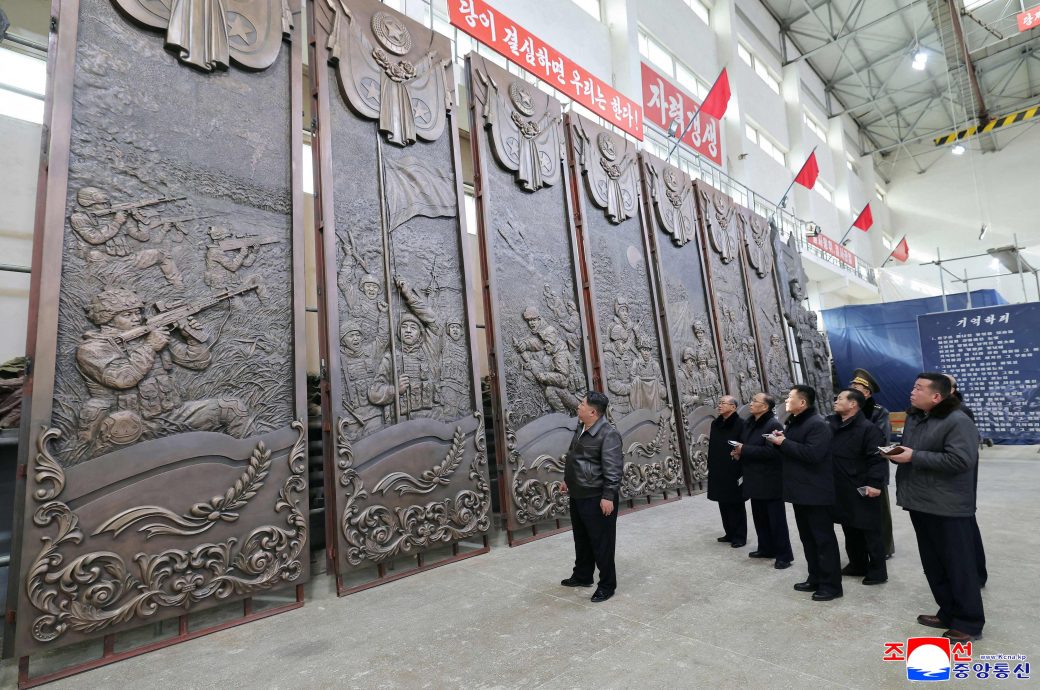 朝鲜官媒:金正恩视导乌克兰战场阵亡士兵雕像创作