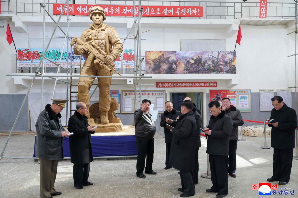 朝鲜官媒:金正恩视导乌克兰战场阵亡士兵雕像创作