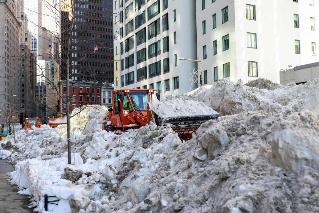 看世界)大雪下不停 纽约“热水浴缸”融积雪