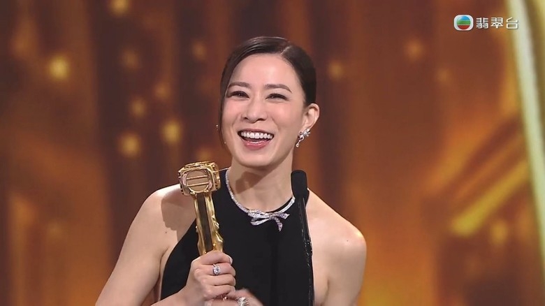 万千星辉2025|《新闻女王2》横扫大湾区奖项 佘诗曼黄宗泽双双封视帝后