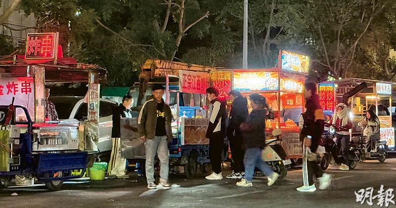 中国青年县城摆摊推动地摊经济 消费降级催生“下沉市场”