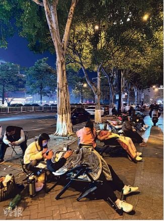 中国青年县城摆摊推动地摊经济 消费降级催生“下沉市场”