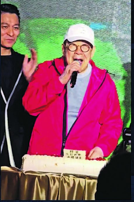 刘德华谭咏麟领唱生日歌 胡枫出席晚宴变贺寿派对