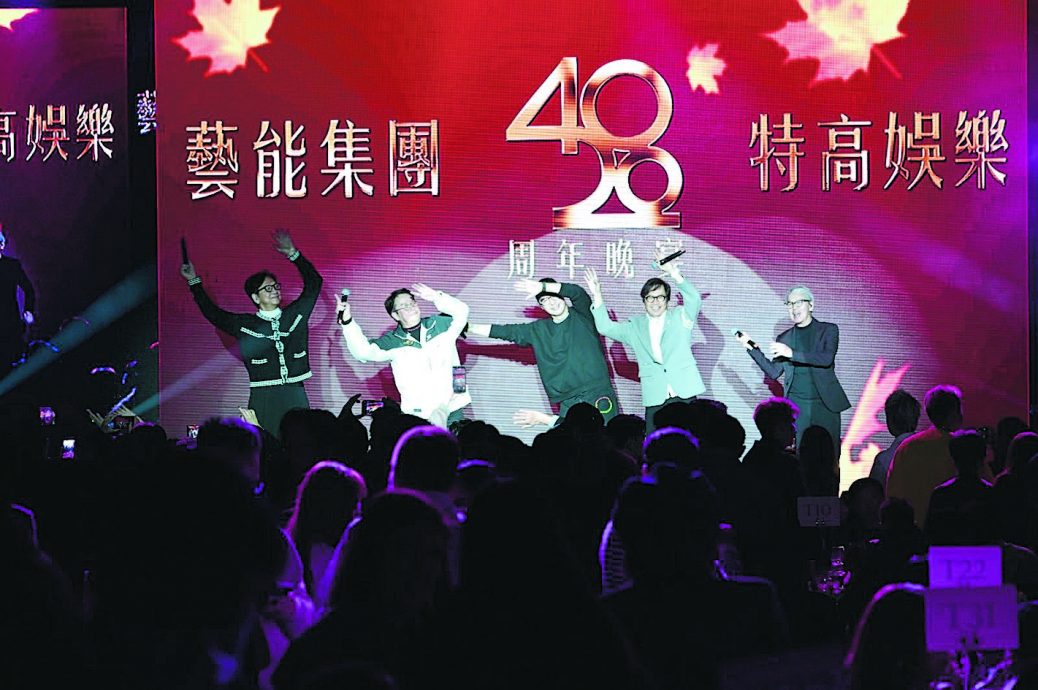 刘德华谭咏麟领唱生日歌 胡枫出席晚宴变贺寿派对